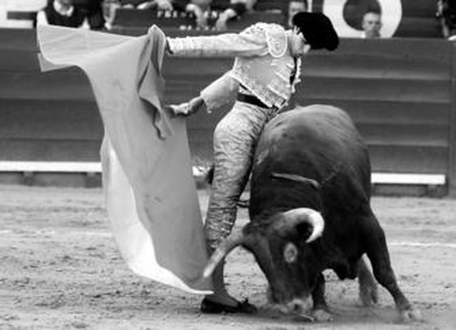 Miguel Ángel Perera dejó ayer en Jerez buena muestra de sus formas, como este quite con el capote a la espalda, atornillado a la arena.