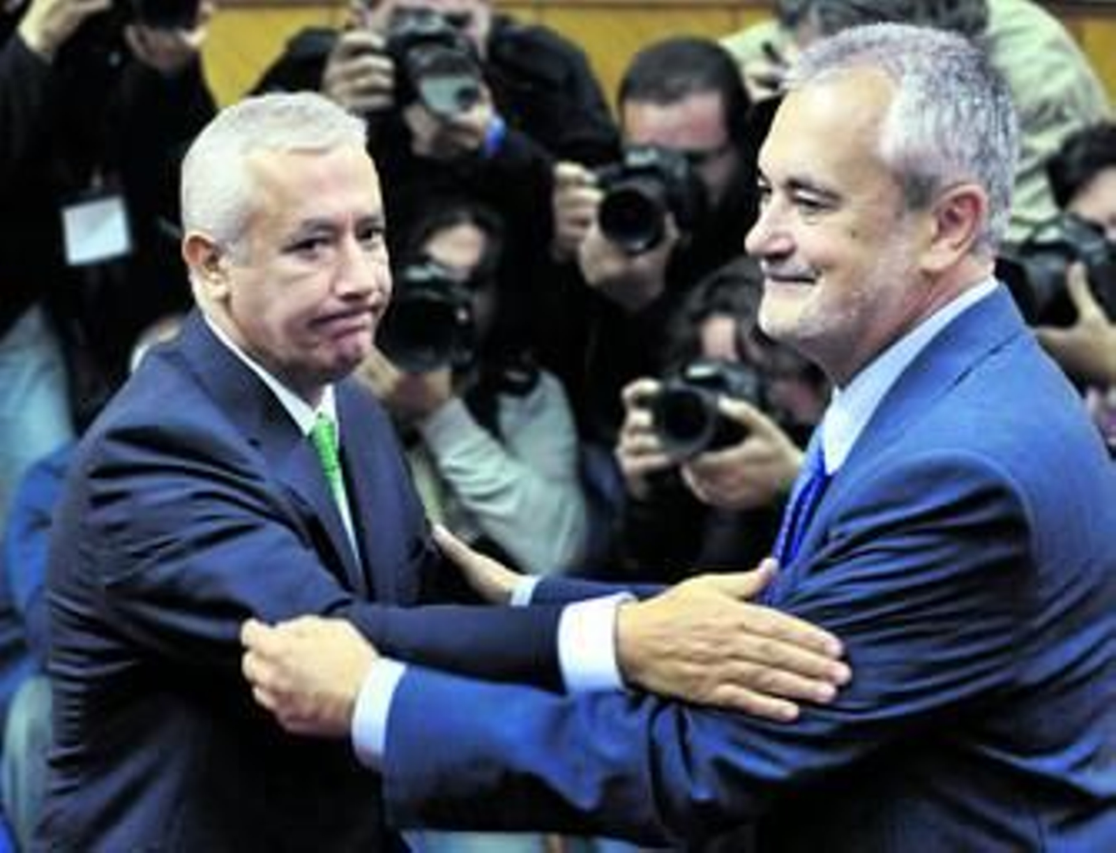 Arenas y Griñán se saludan, ayer, al término del debate de investidura.