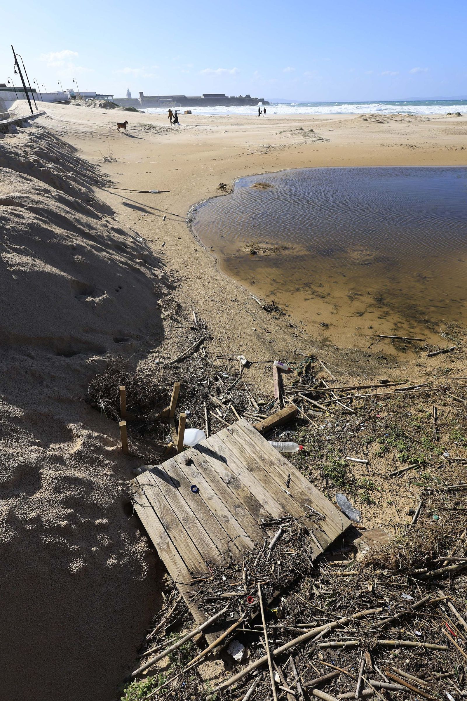 Las fotografías del paseo marítimo de Los Lances tras la borrasca Oriana