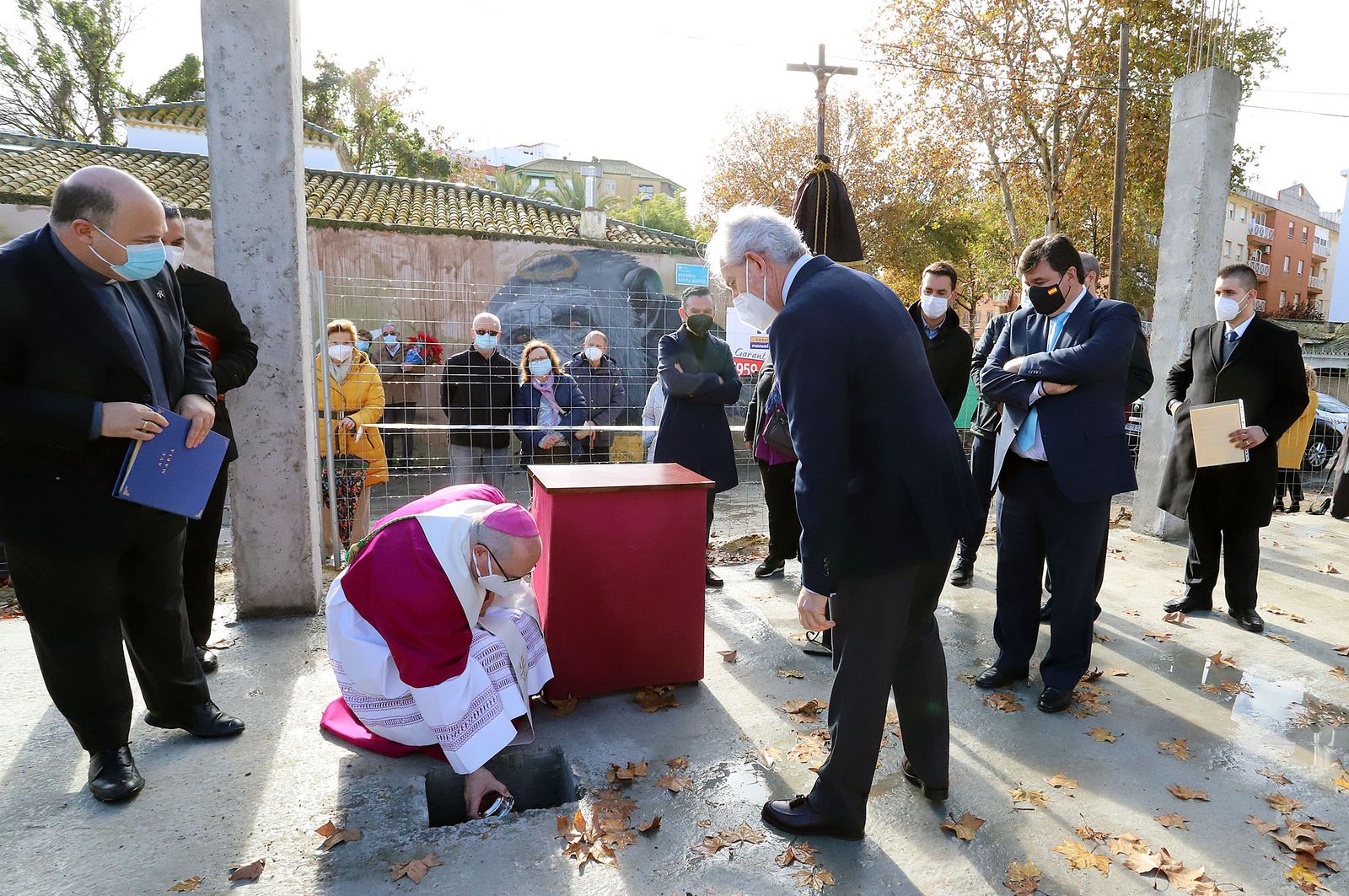 El obispo de Huelva coloca la primera piedra de la parroquia Cristo Sacerdote.