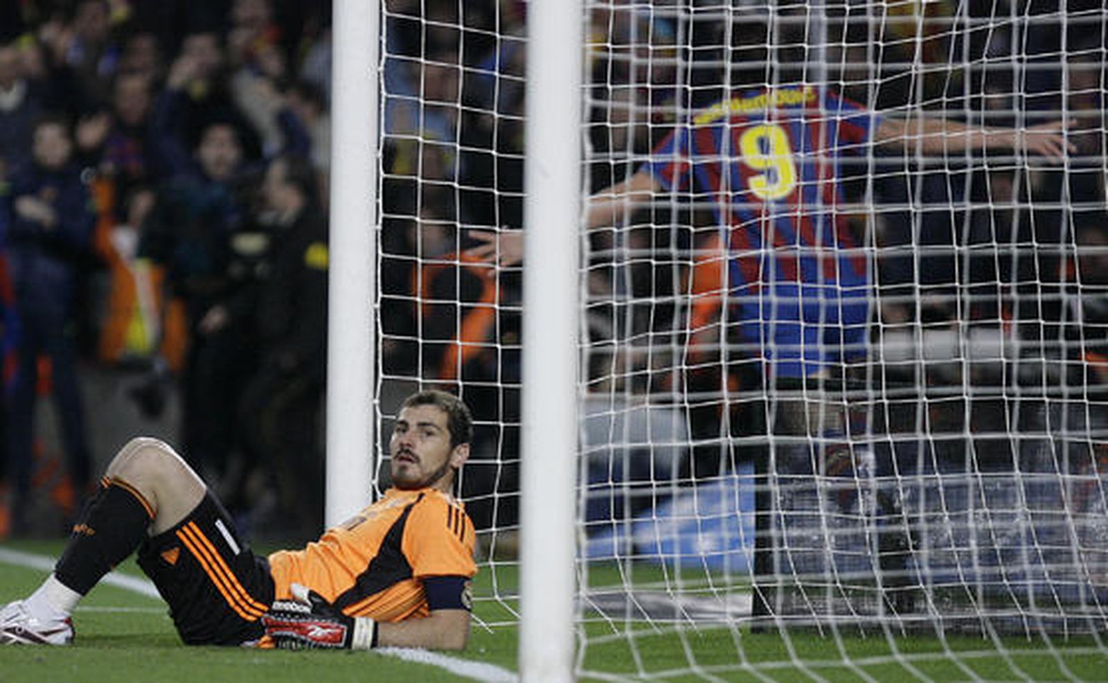 Casillas, en el suelo mientras Ibrahimovic celebra el gol del Barcelona. / AFP Photo