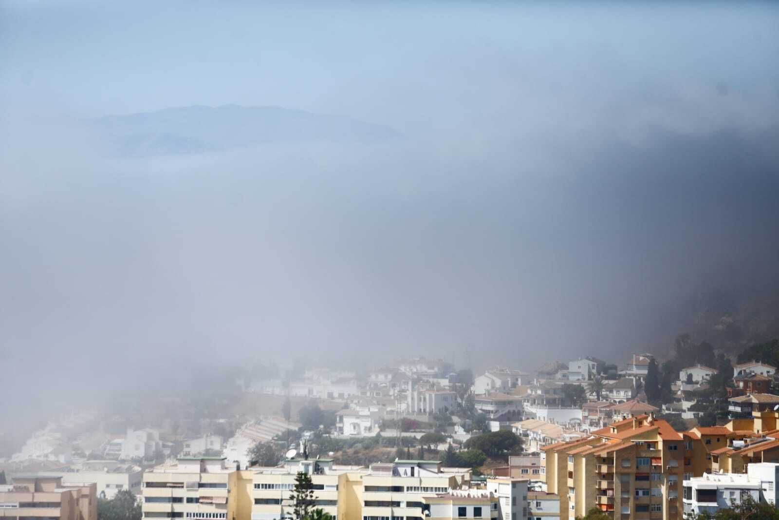 Fotos del taró que sume a Málaga bajo una densa niebla este lunes