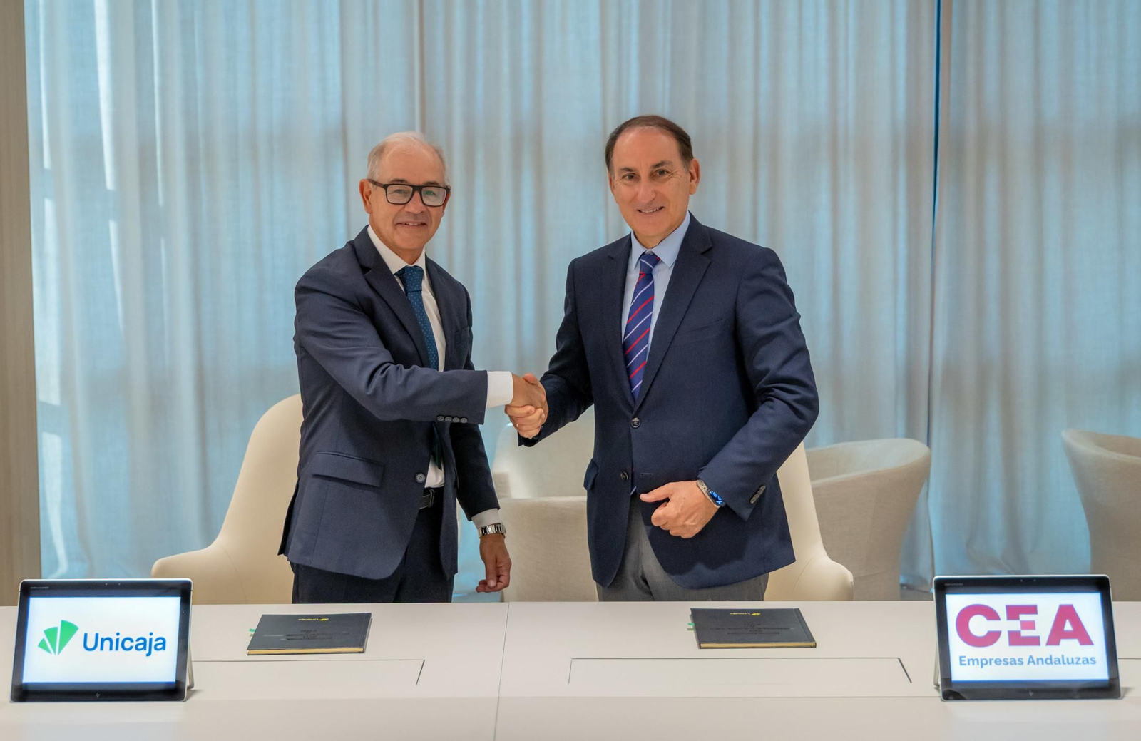 El CEO de Unicaja, Isidro Rubiales, y el presidente de la CEA, Javier González de Lara.