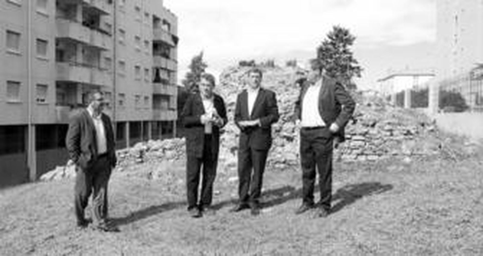 Tomás Herrera y Gabriel Orihuela (centro) visitan la zona ya desbrozada.