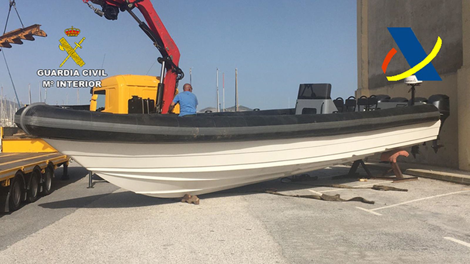 Una de las narcolanchas intervenidas en la operación.