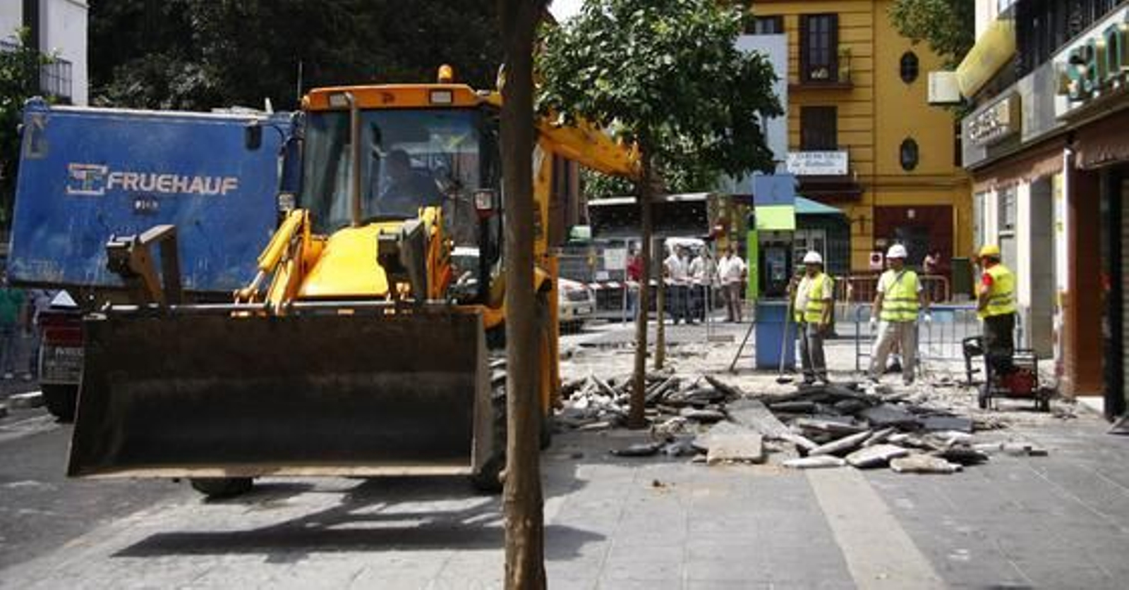 Los operarios ya han comenzado con los trabajos para peatonalizar la calle San Jacinto.

Foto: Belén Vargas