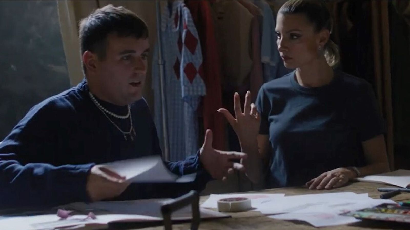 El diseñador y la actriz eligen colores y textura en el estudio del maleno