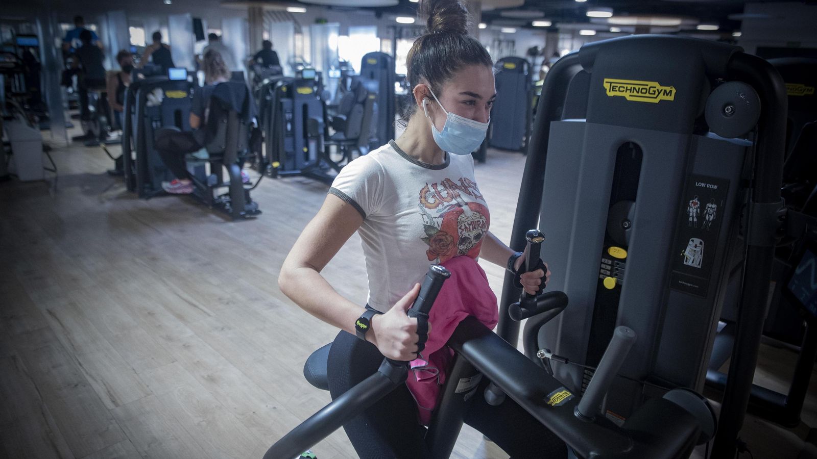 Una joven se ejercita en el Viding Piscinas Sevilla.