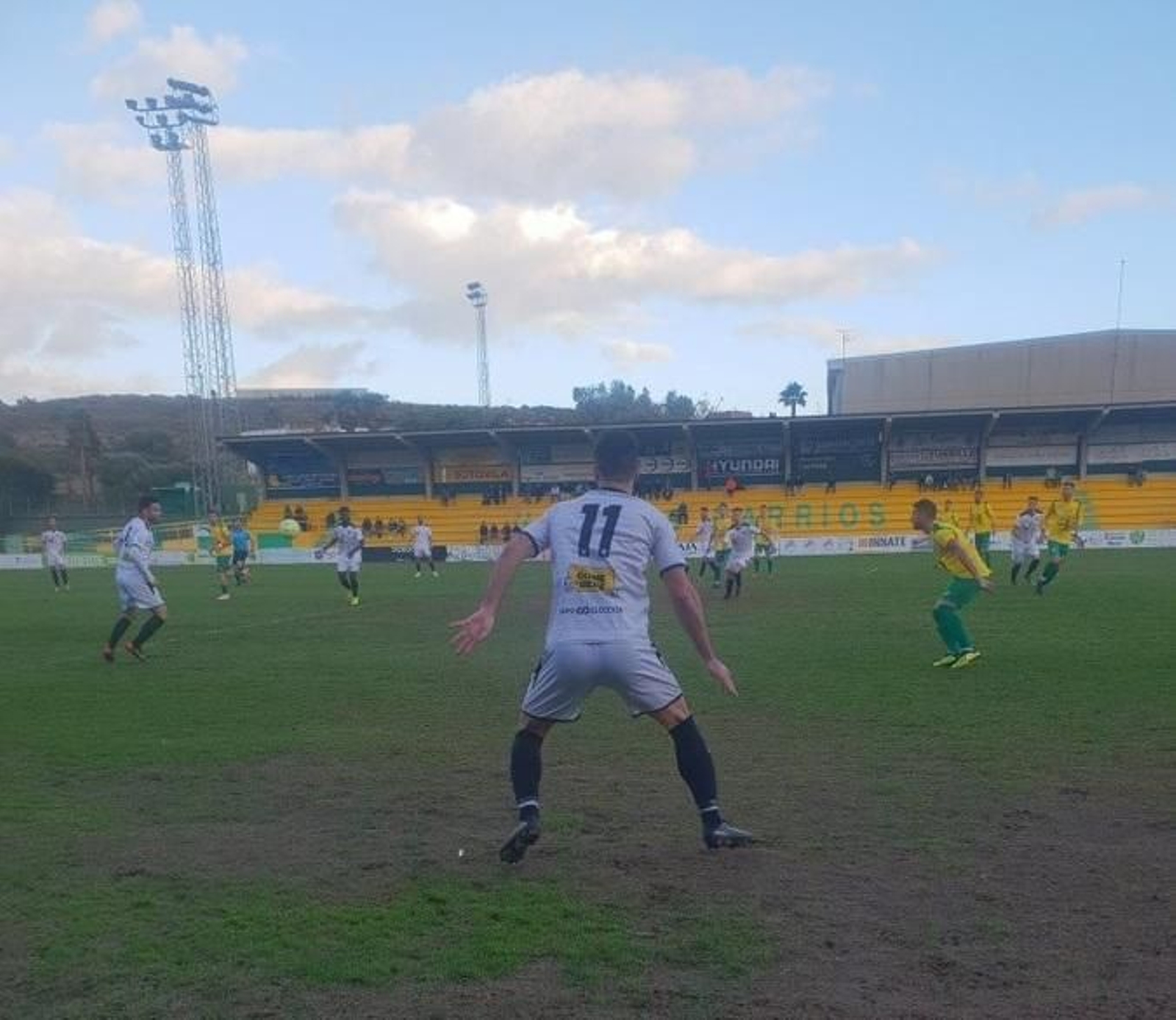 Los jugadores del Pozoblanco juegan el esférico en el centro del campo.