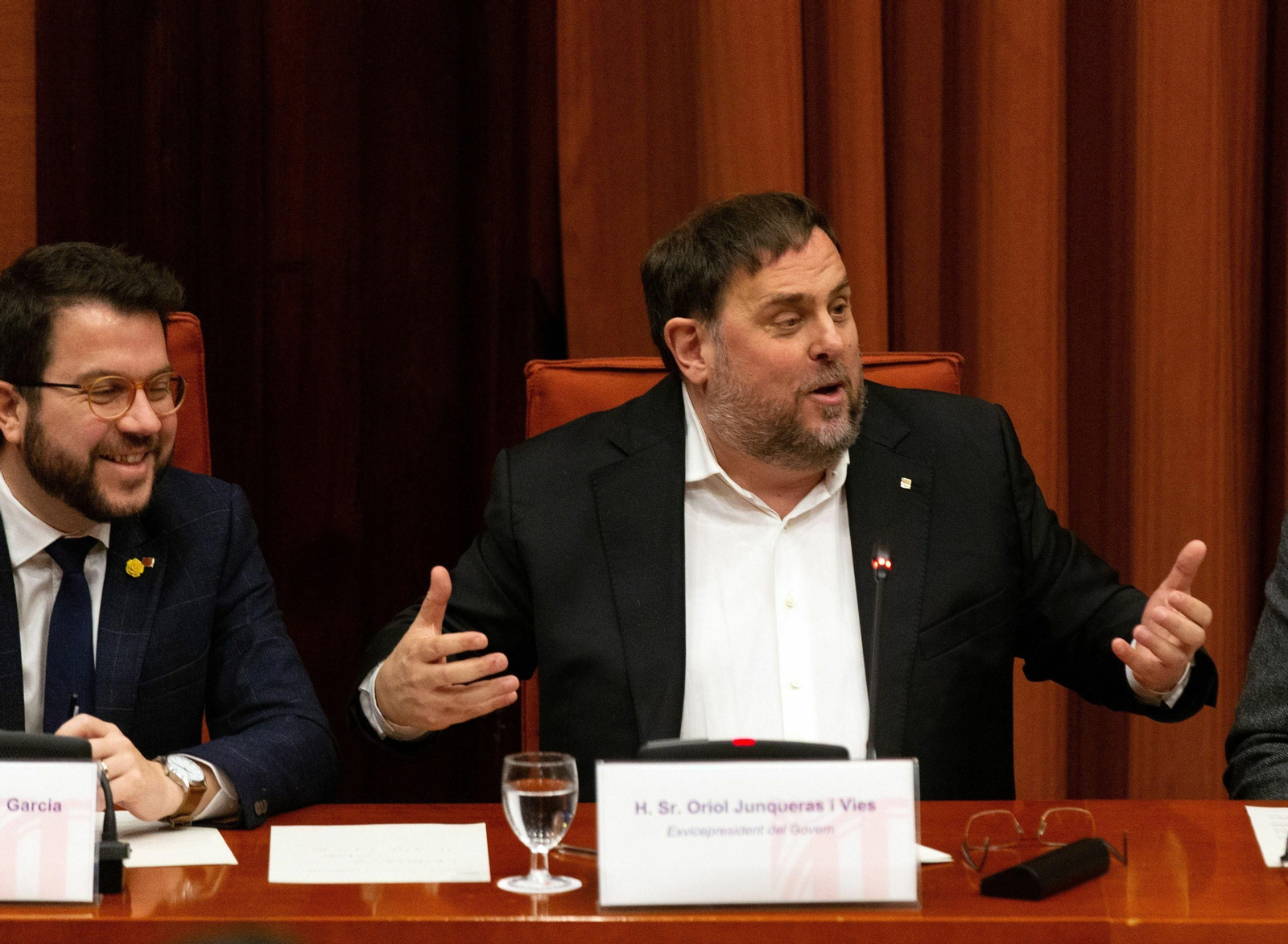 Junqueras, junto a Aragonès, sonríe durante su intervención en el 'Parlament'.