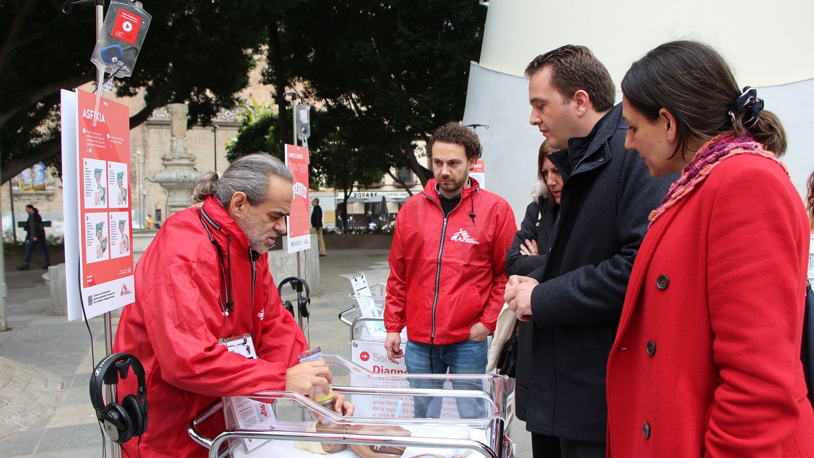 Inauguración en la Plaza de la Encarnación de la instalación de neonatología de Médicos Sin Fronteras.