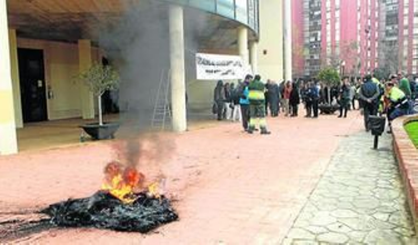 Neumáticos ya derretidos, junto a la puerta del Ayuntamiento. Neumáticos ya derretidos, junto a la puerta del Ayuntamiento.