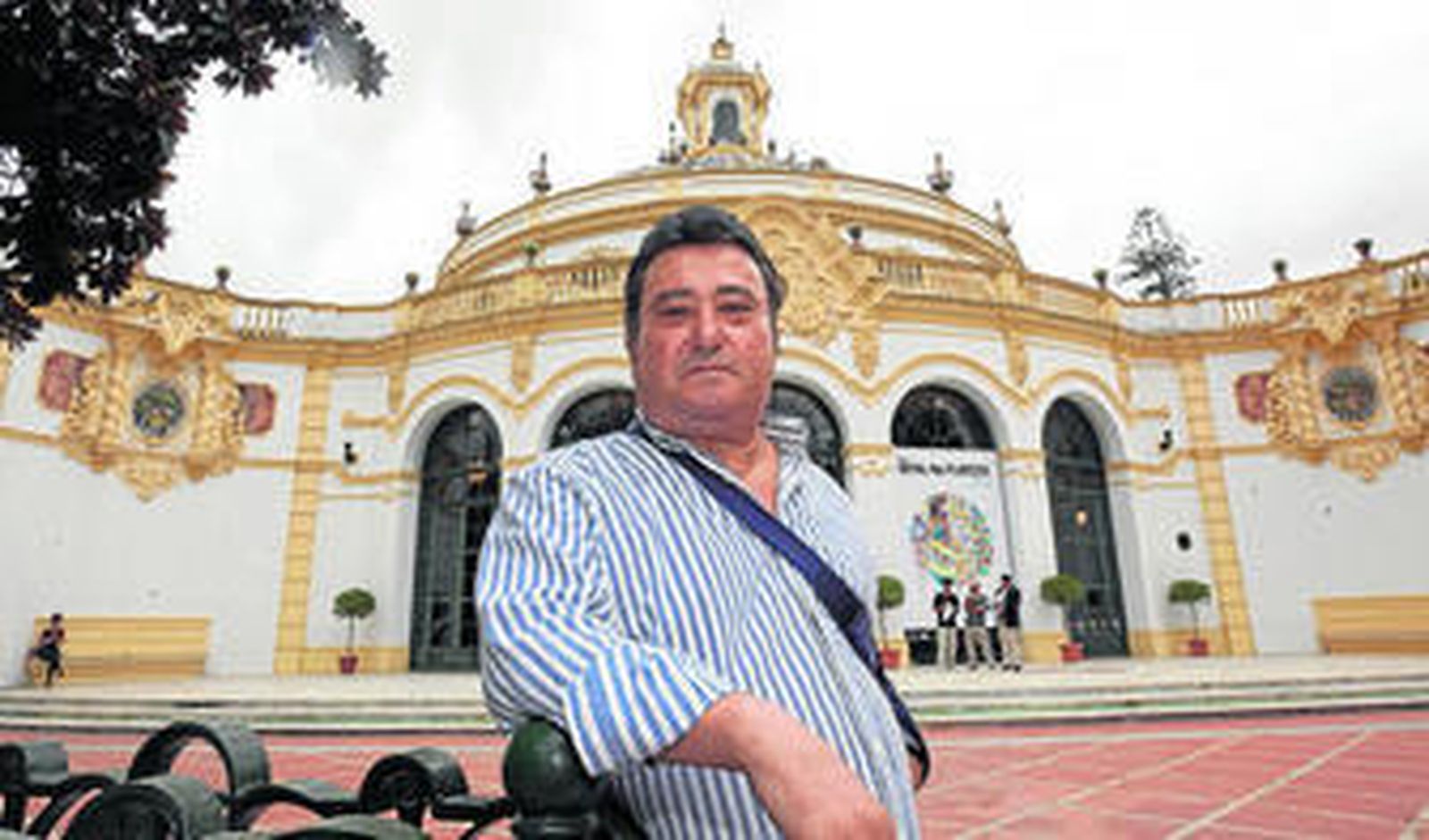 José Menese ante el Casino de la Exposición de Sevilla tras presentar su espectáculo para la Bienal de 2010.