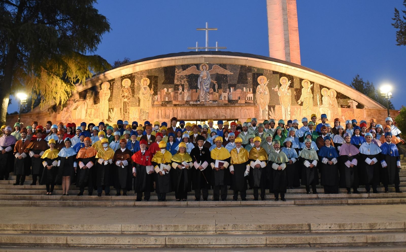 Lina Badimón Maestro y Álvaro Pascual-Leone, en el centro, tras ser investidos doctores 'honoris causa' por la UCO.