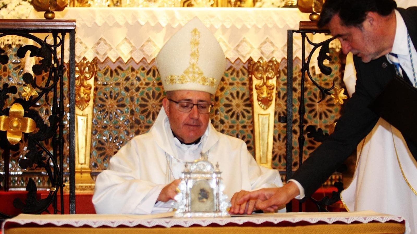 El obispo de Huelva firma el documento como testigo.