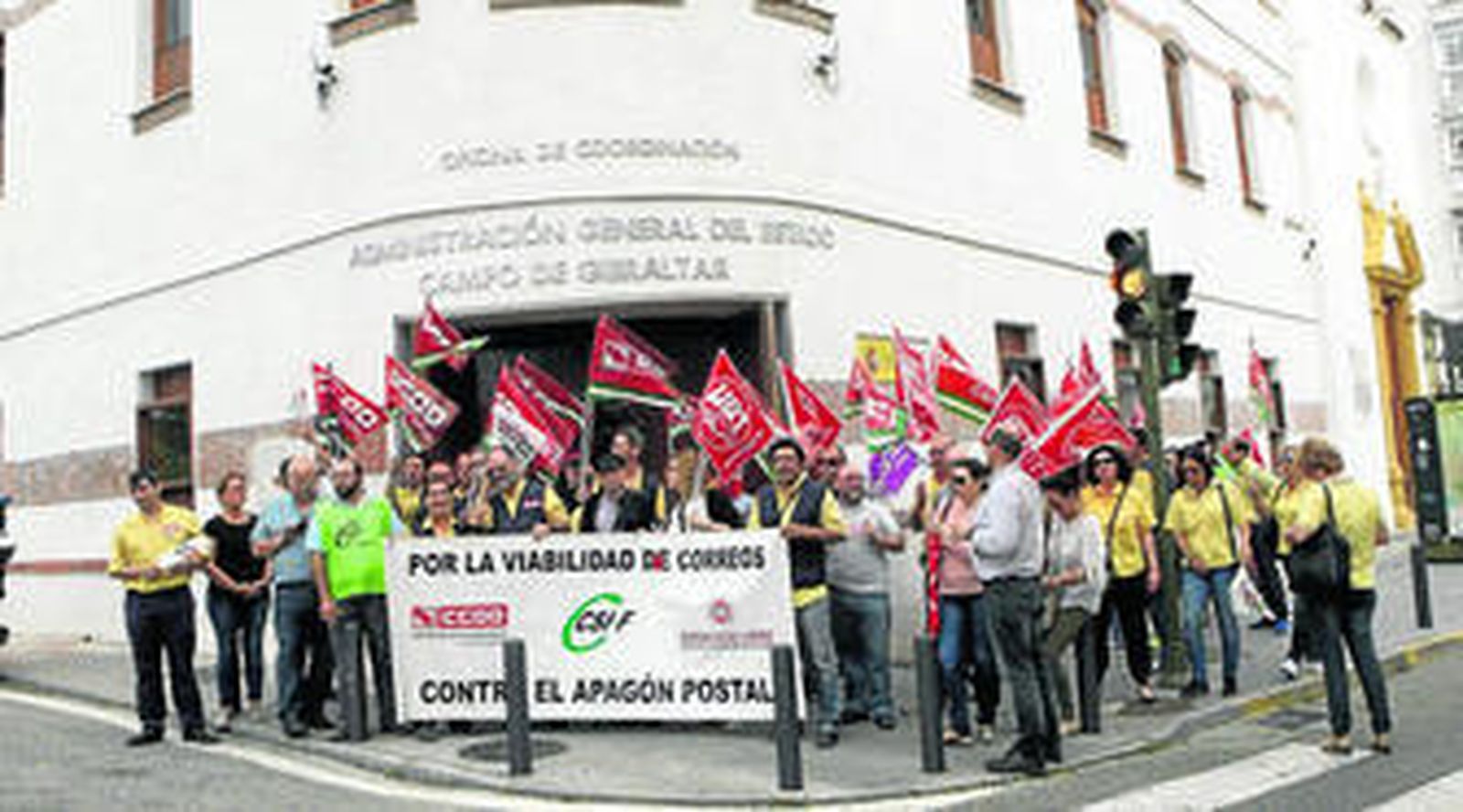 Trabajadores de Correos, concentrados ayer a las puertas de la sede de la Administración del Estado.