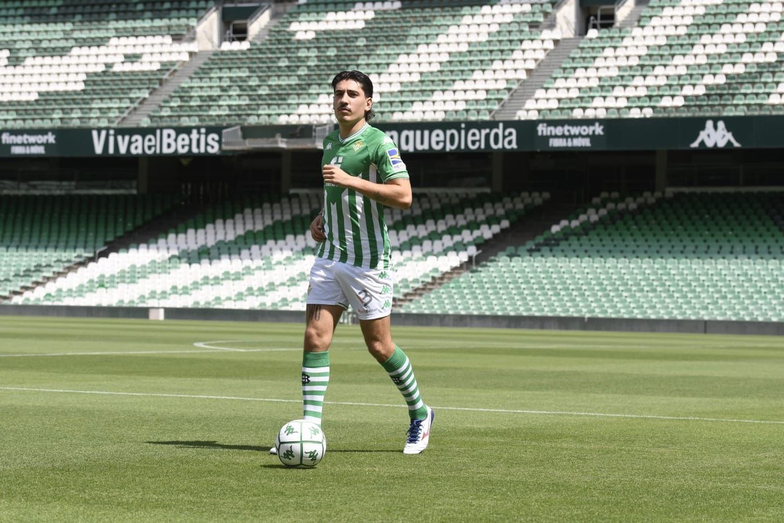 Bellerín posa en el Benito Villamarín durante su presentación.