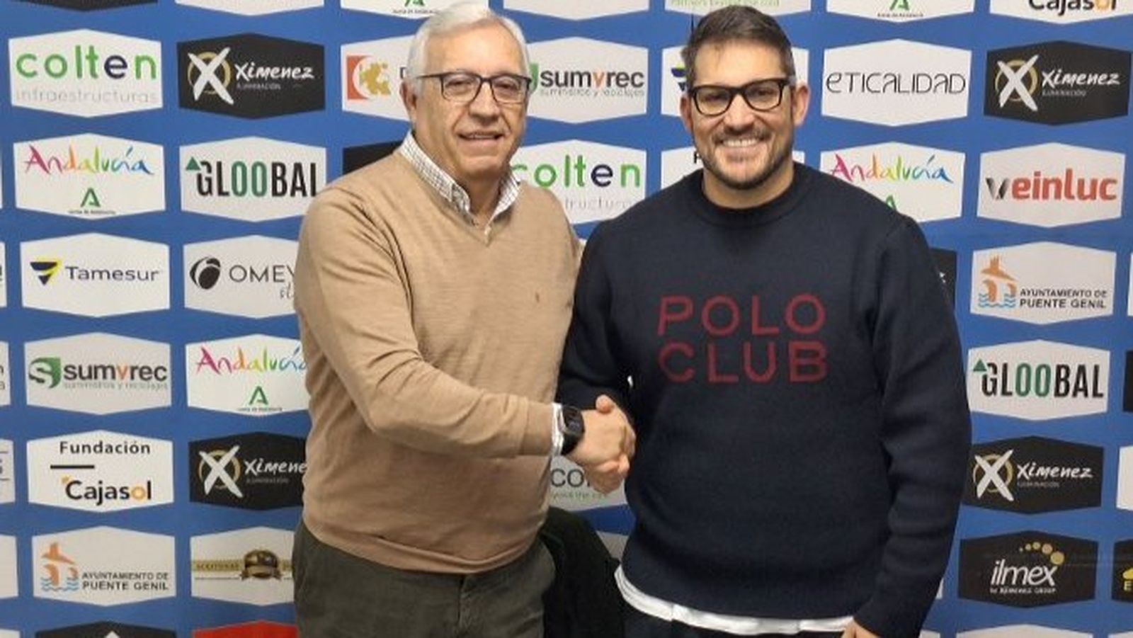 Mariano Jiménez estrecha la mano a Toni Malla en su presentación.