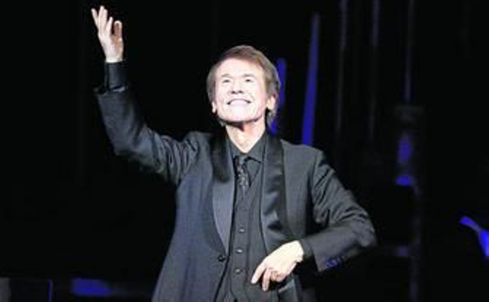 Raphael saluda al público durante un pasado concierto.