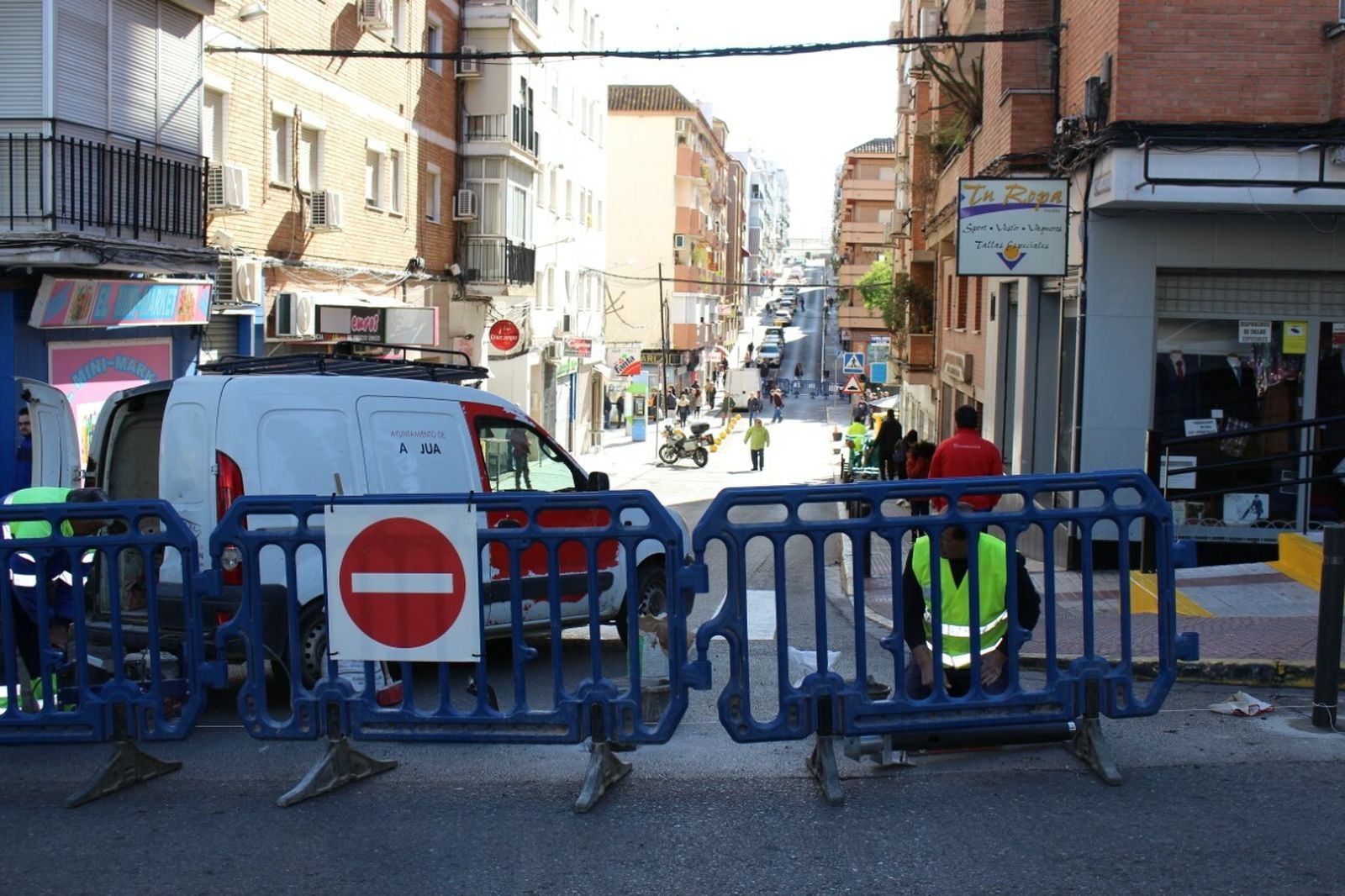 El tramo de la calle Santander, de San Juan, que será peatonal, ya cortado al tráfico este lunes.