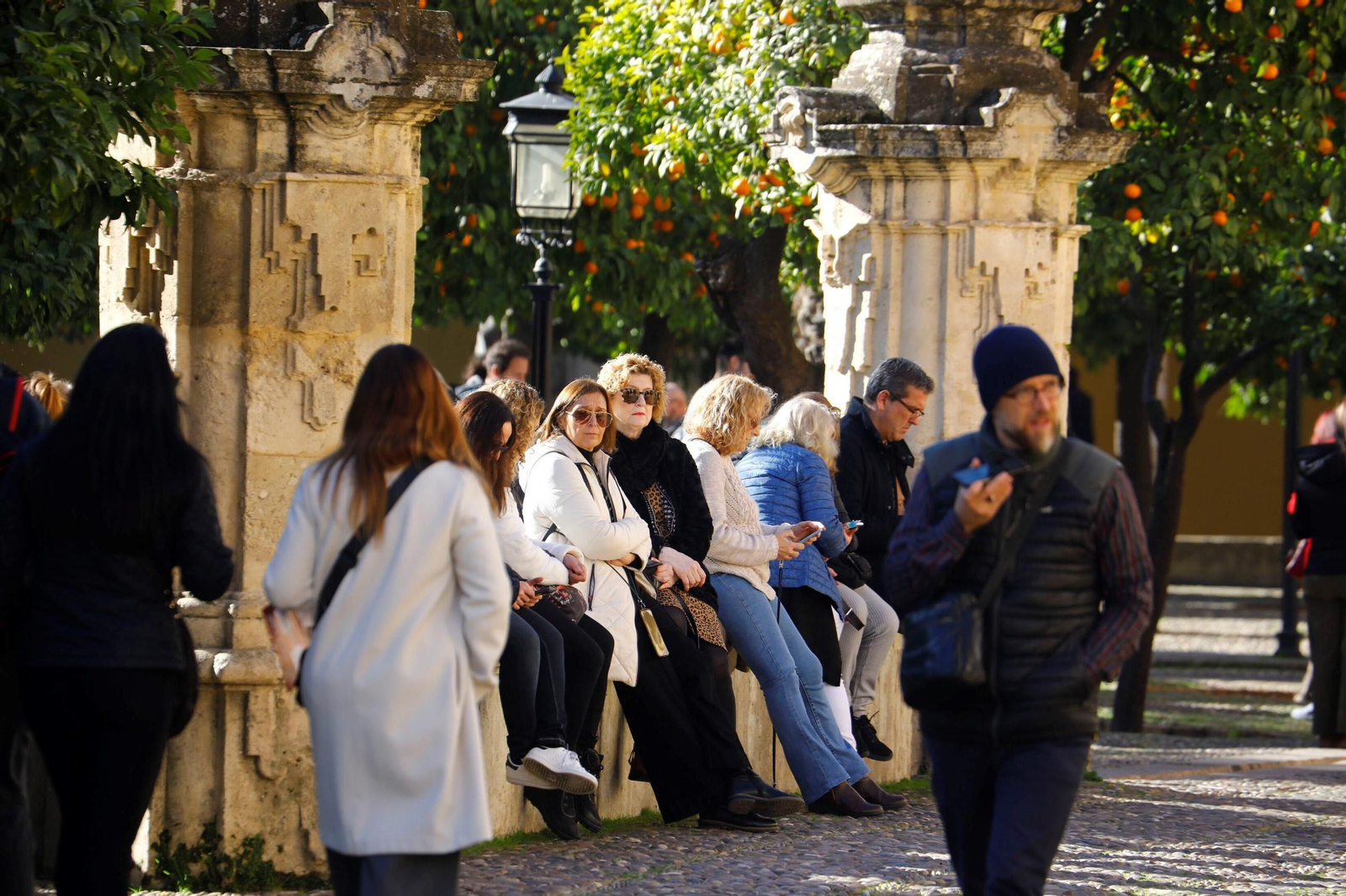 Turistas en el patio de los Naranjos de la Mezquita-Catedral.
