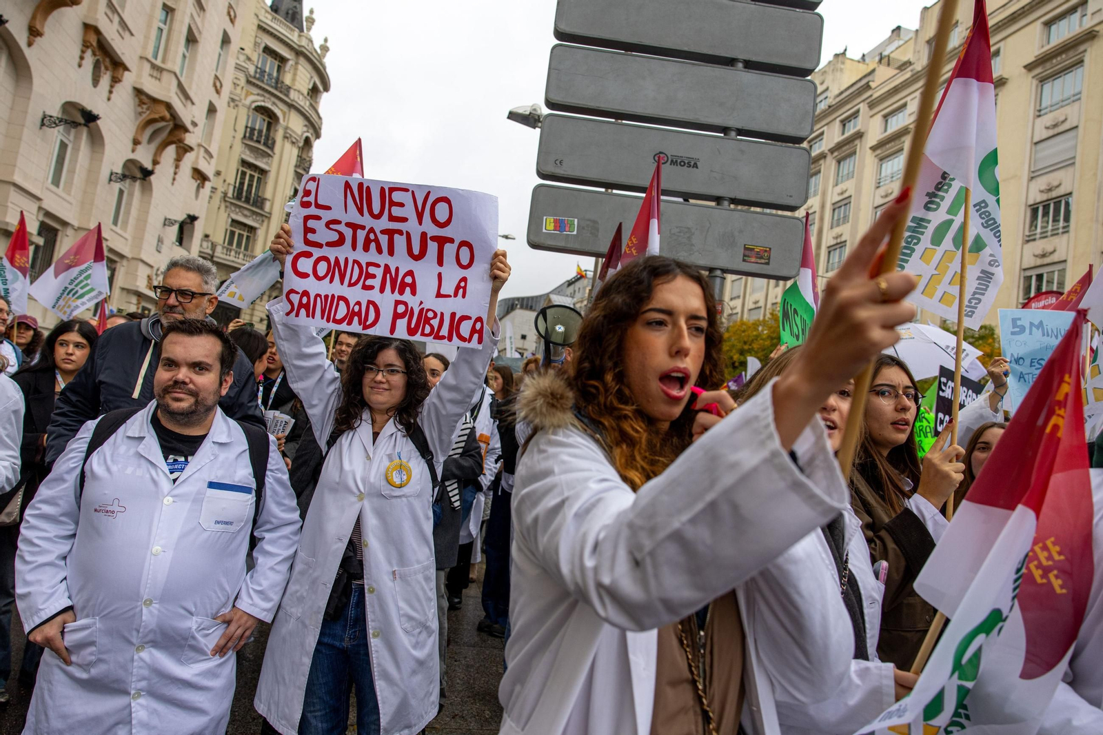 Los sindicatos convocan una huelga indefinida para exigir a Sanidad un Estatuto Marco para todos los profesionales.