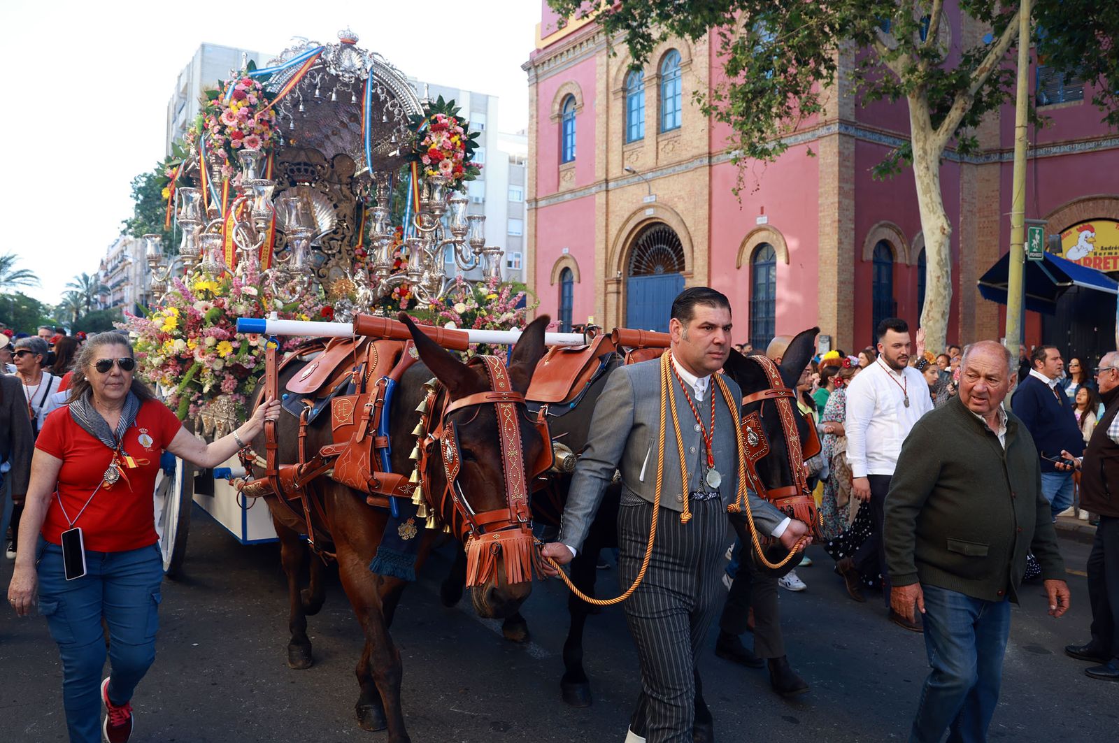 Las mejores imágenes de los peregrinos en la salida de Emigrantes