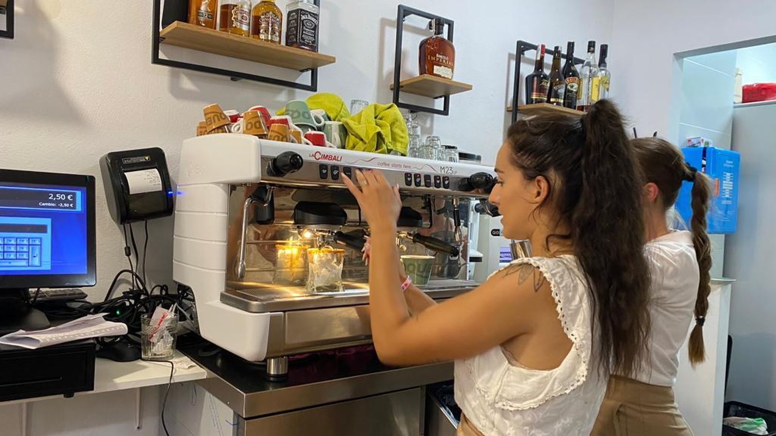 Asia preparando un café