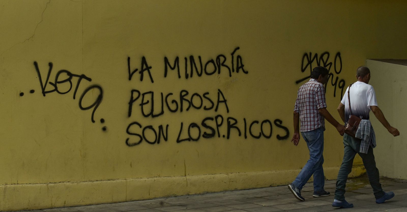 Dos usuarios de centros sociales en el barrio de la Macarena, en una imagen de archivo.