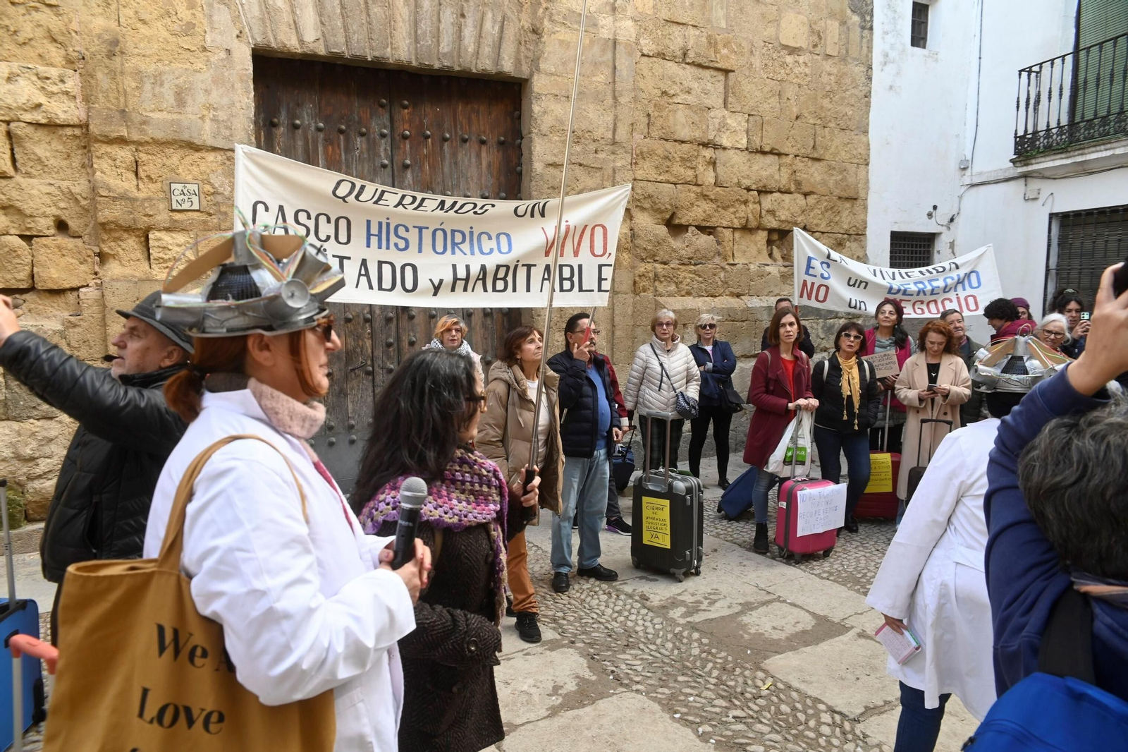 El  'free tour' reivindicativo de los vecinos del Casco Histórico de Córdoba contra el turismo masivo, en imágenes
