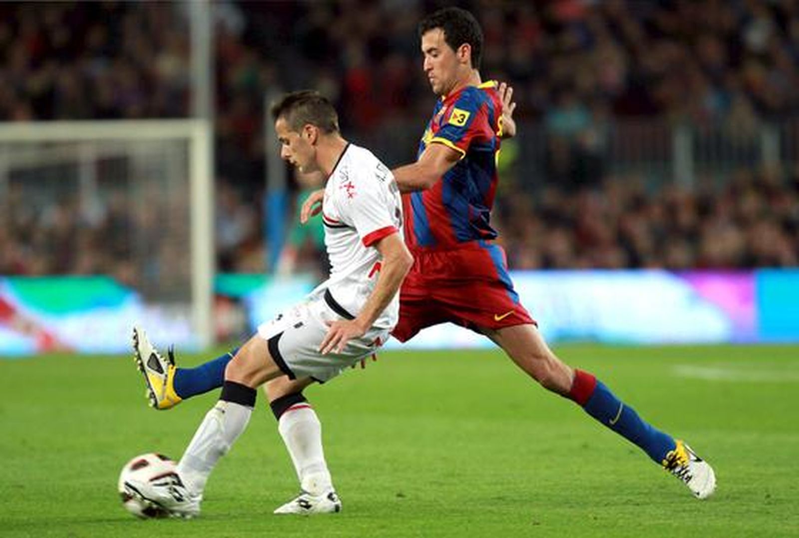 El Barcelona gana con facilidad a Osasuna (0-2) en el Camp Nou. / EFE