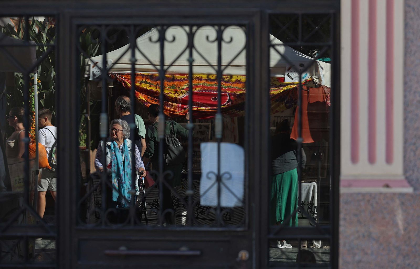 El mercadillo hippie de la Fiesta de la Primavera de La Línea, en imágenes
