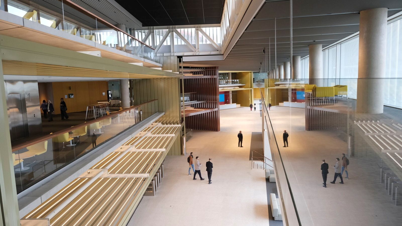 Panorámica del atrio, la nave central desde la que se accede a los distintos departamentos del Centro Financiero.