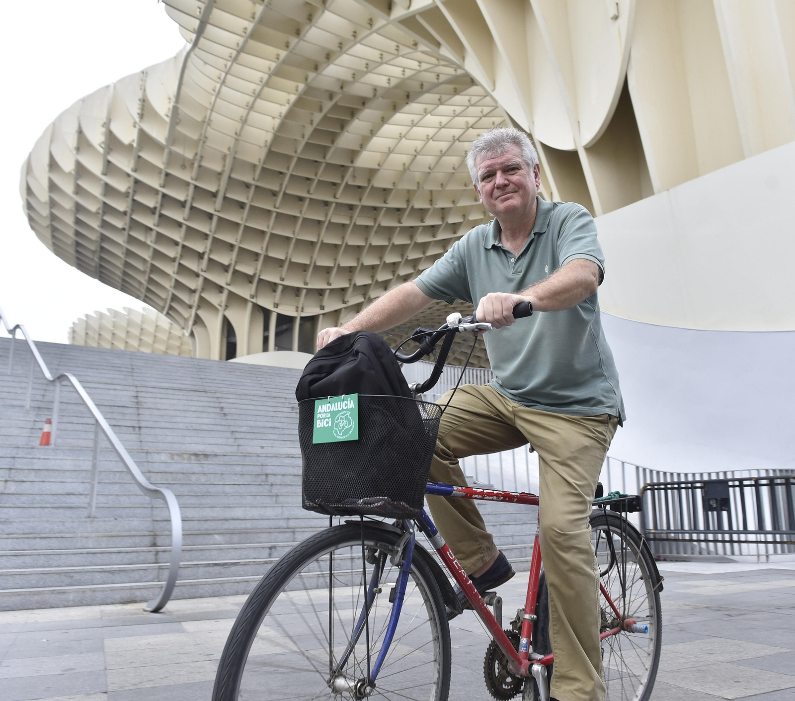 Ricardo Marqués, portavoz de A Contramano, integrada en la nacional ConBici.