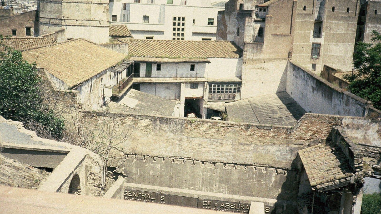 Fotografía del estado anterior a las obras (año 1985) con la Torre semioculta entre construcciones.