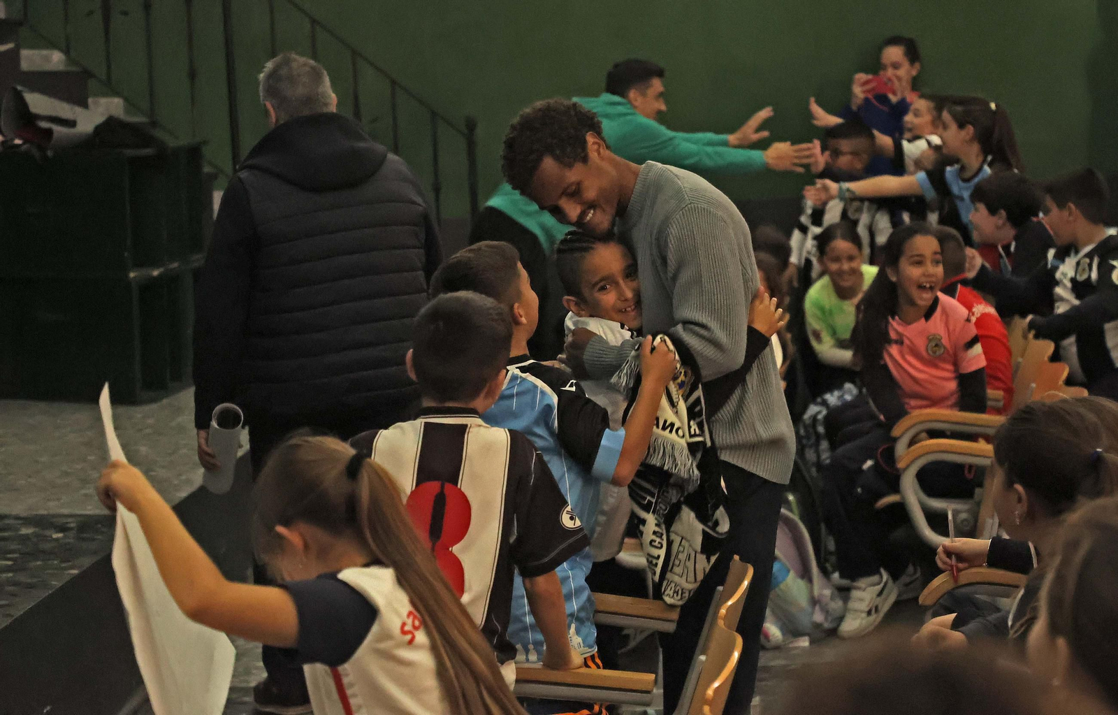 Las fotos de la visita de los jugadores de la Balona al colegio Salesianos de La Línea