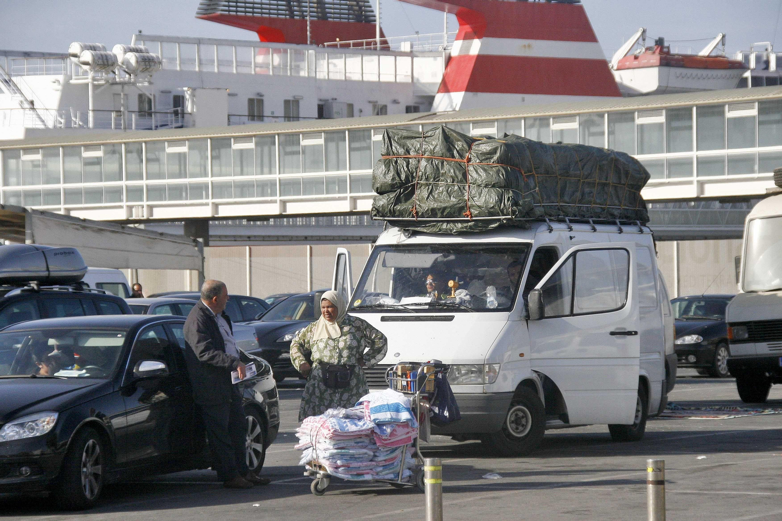 Vehículos en el Puerto de Almería esperando para embarcar.