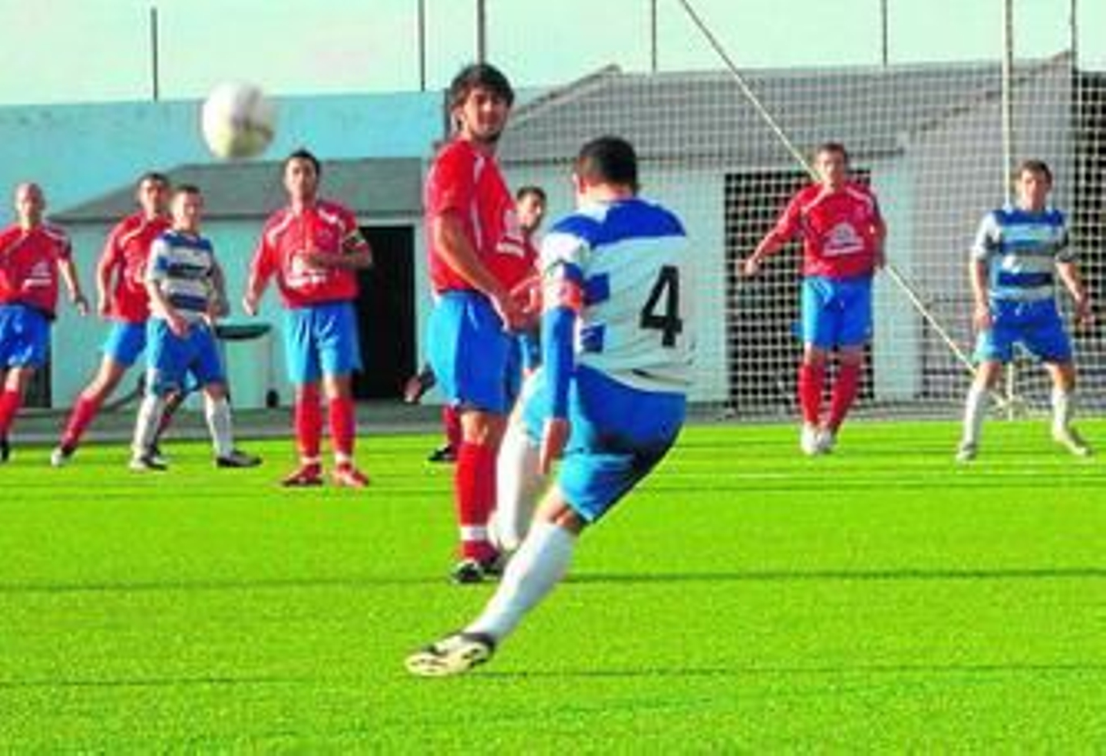 El capitán del Medina Arsena golpea el cuero durante una acción del encuentro disputado ayer.