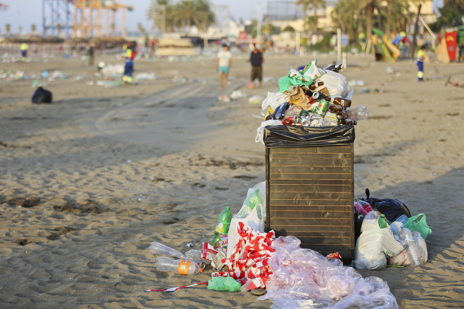 Las fotos de la basura en las playas de Málaga tras San Juan