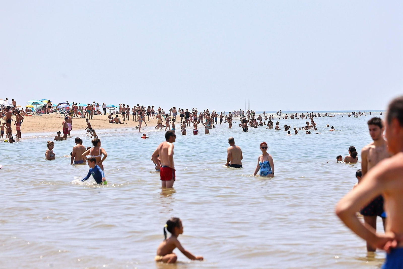 Ambiente en una playa de Huelva donde la temperatura invita a no salir del agua