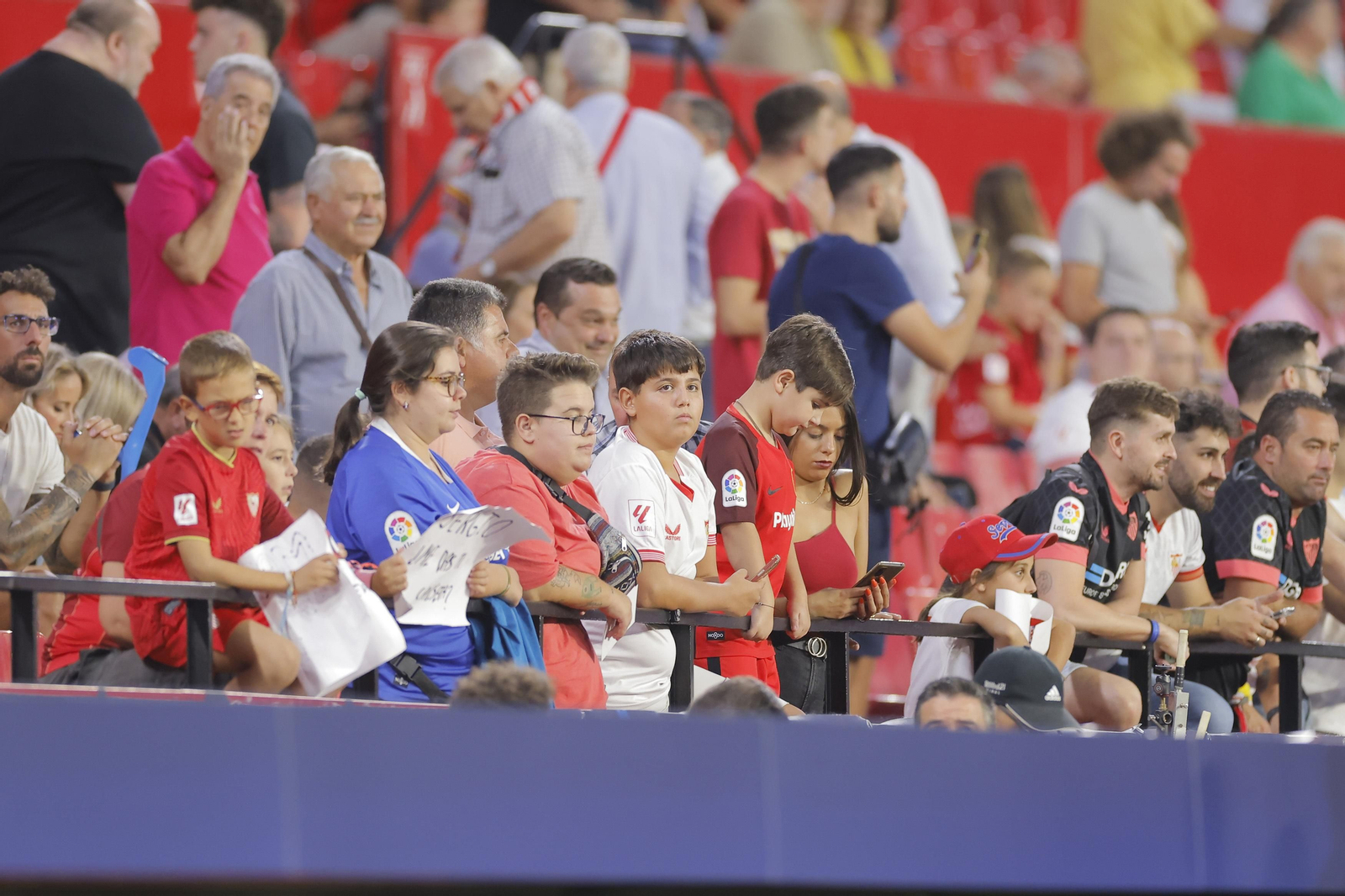 Búscate en las fotos del Sevilla-Lens