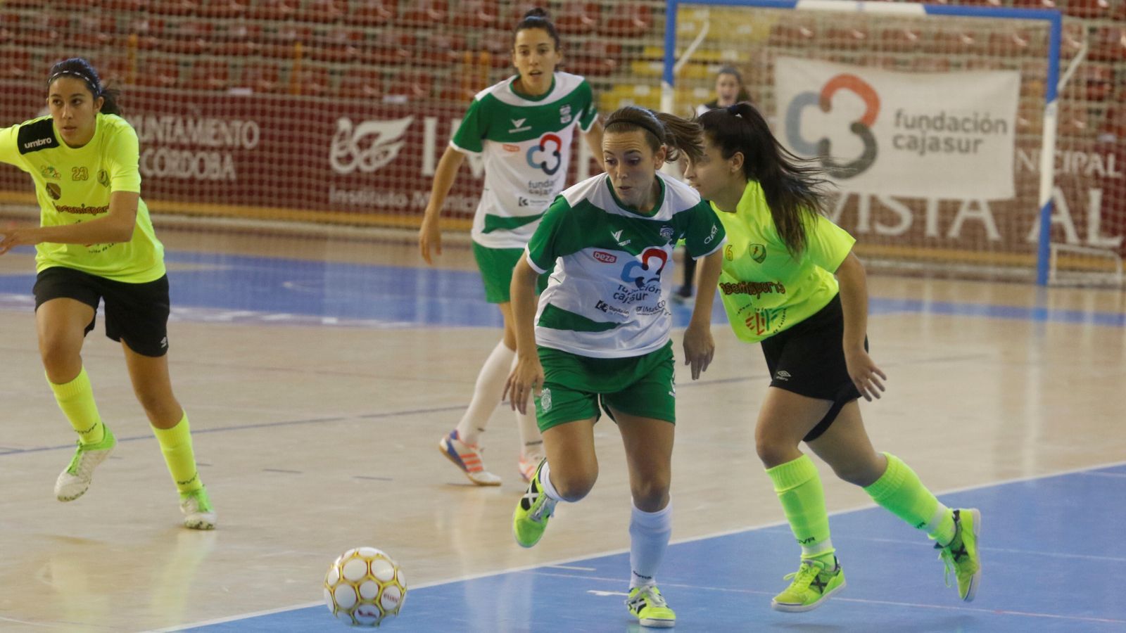 Laura Fernández deja atrás a una rival en un partido en Vista Alegre del Deportivo Córdoba.