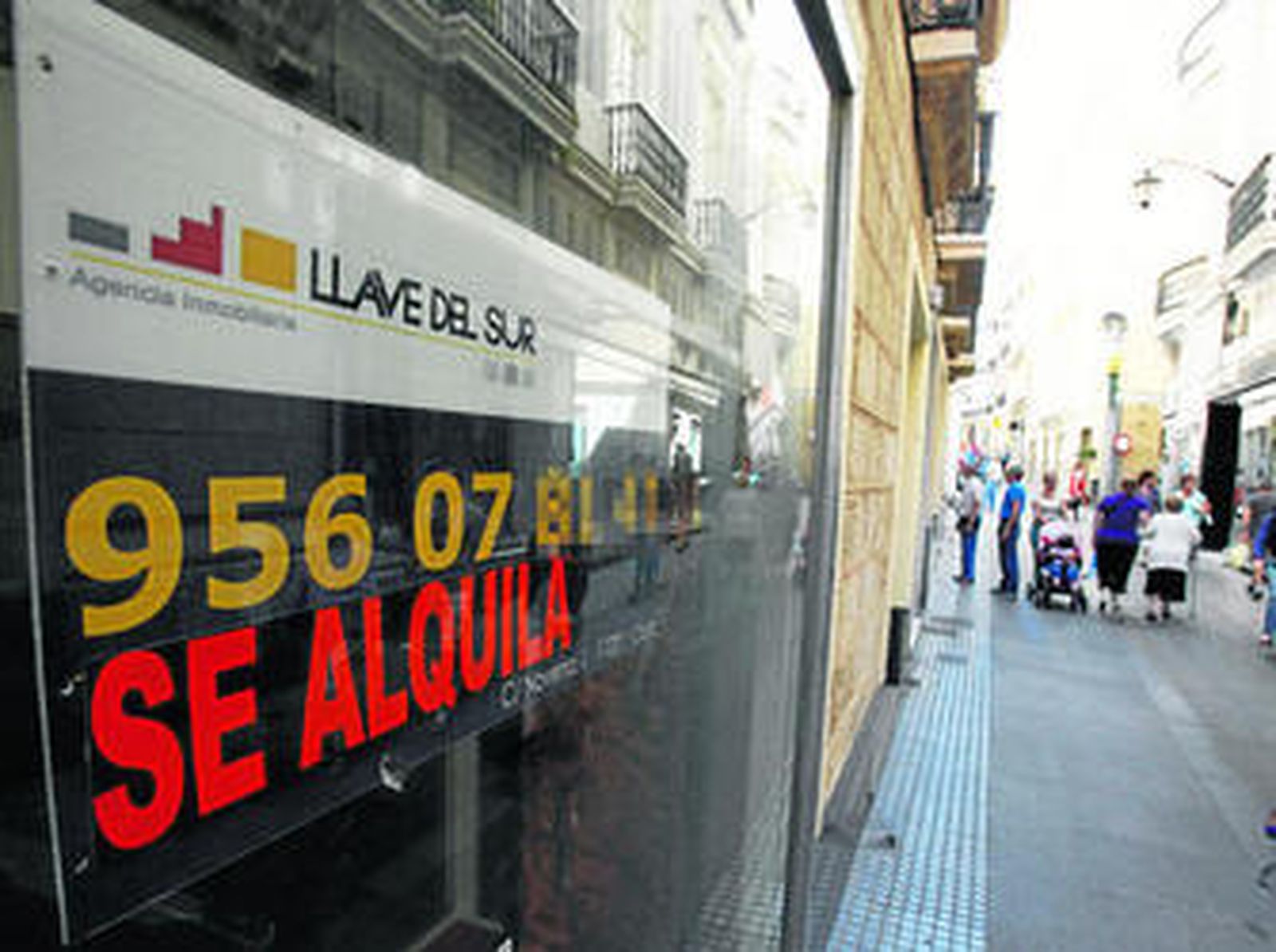 Anuncio de alquiler de un local en la calle Novena, una de las principales vías comerciales del casco histórico.