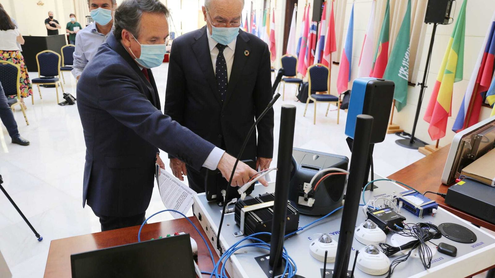 Miguel Ruiz, gerente de la EMT, le explica a Francisco de la Torre el proceso.