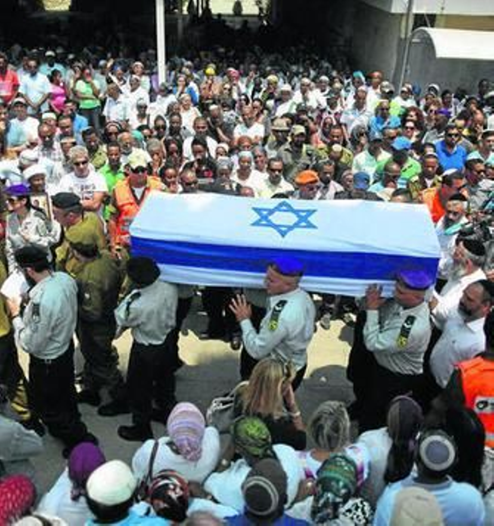 Soldados israelíes portan el féretro del sargento mayor Baynesain Kasahun en la ciudad de Netivot.