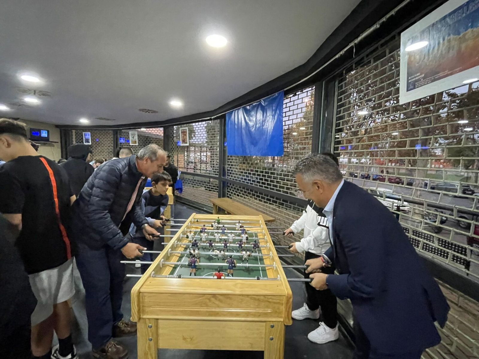 El alcalde Jenaro Orta juega al futbolín con algunos jóvenes en la inauguración del centro.