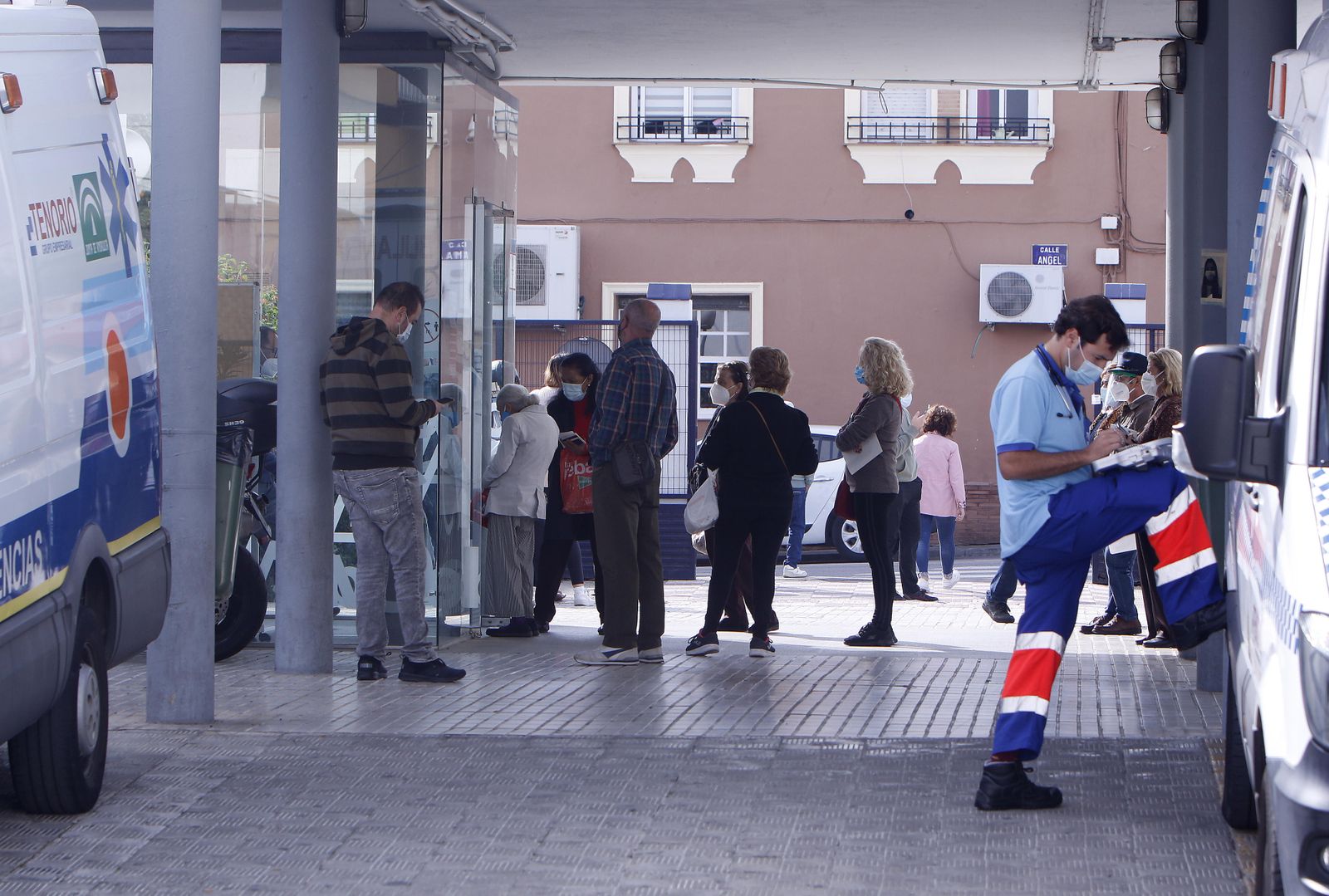 Colas a las puertas de un centro de la salud de la provincia.