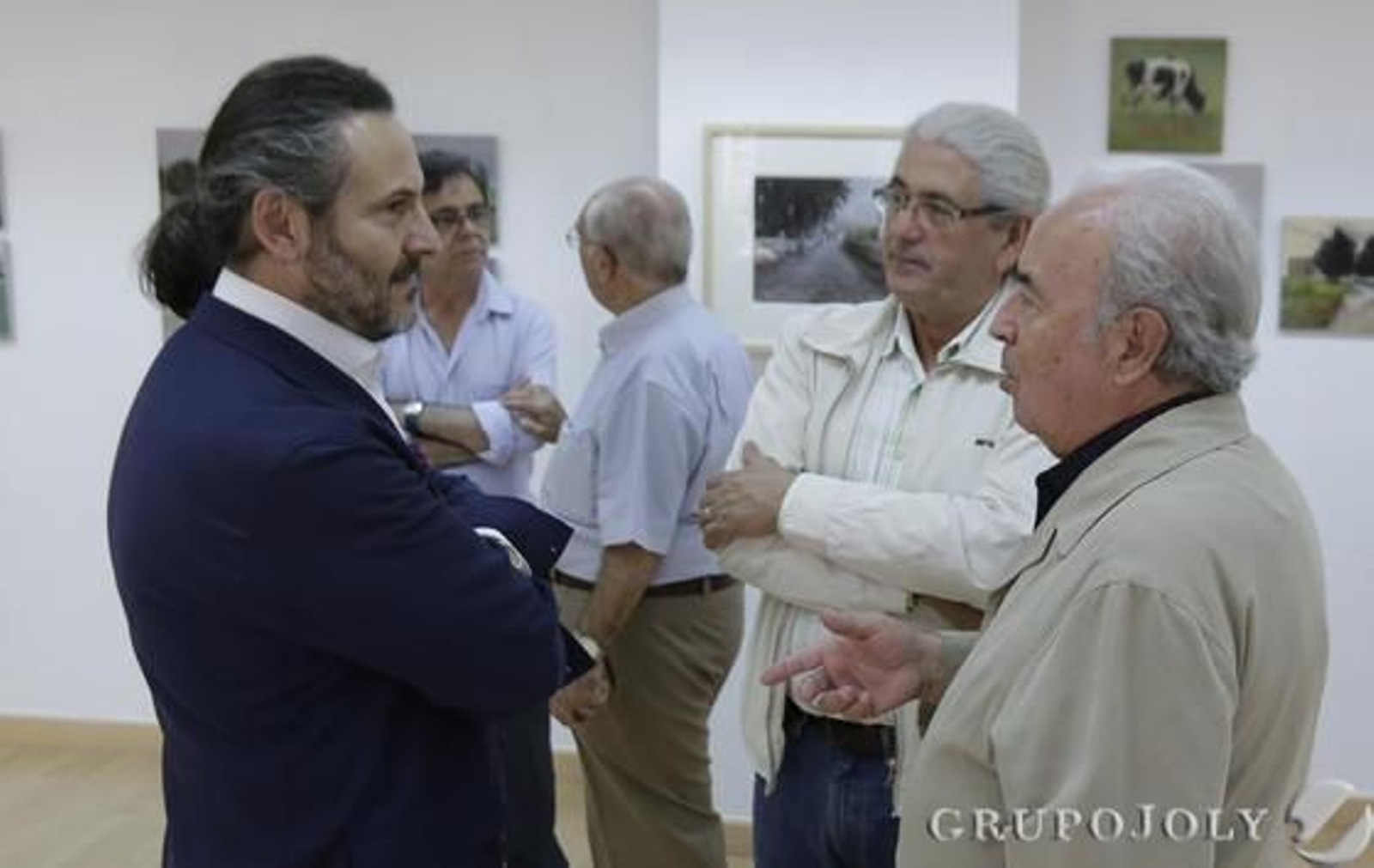 El autor conversa con Pepe Basto y Pepe Marín. 

Foto: Miguel Angel Gonzalez