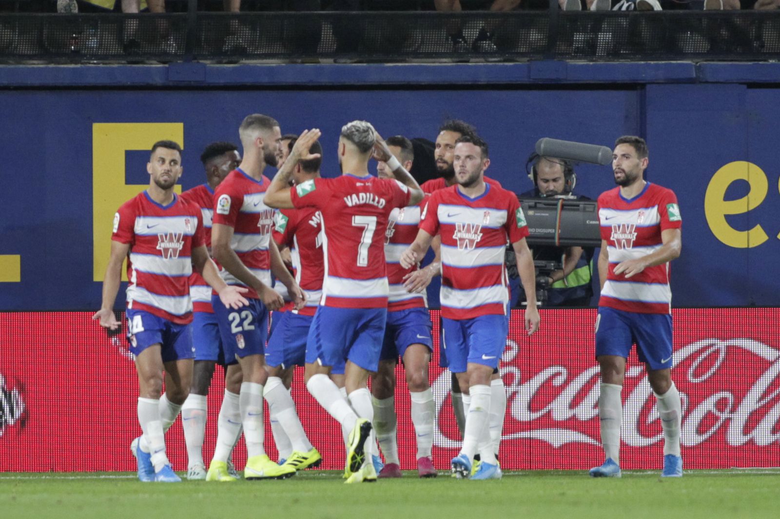 Los jugadores rojiblancos se abrazan para celebrar uno de los goles.