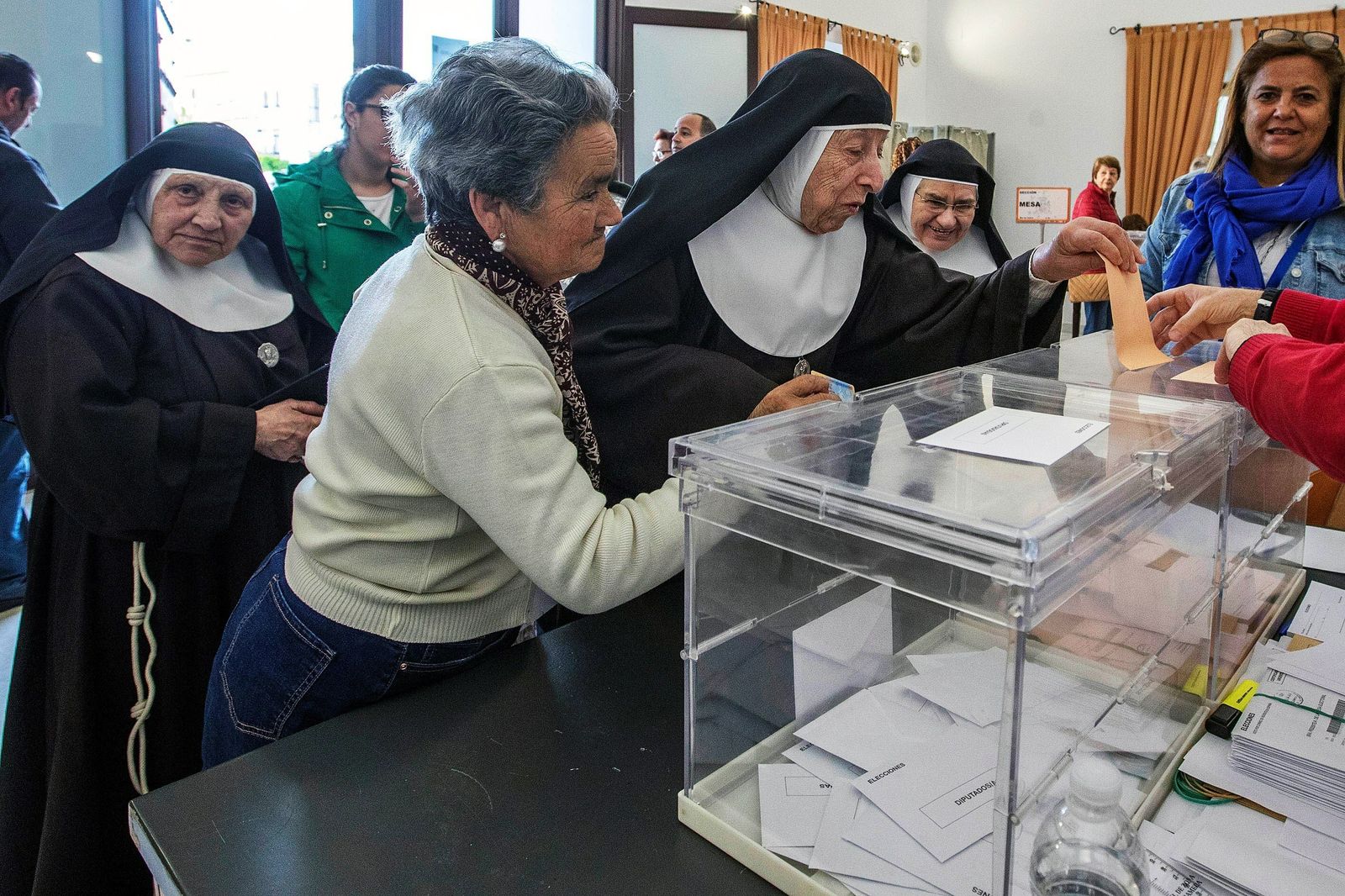 Monjas votando en un colegio electoral de Sanlúcar en las generales del pasado 28 de abril.